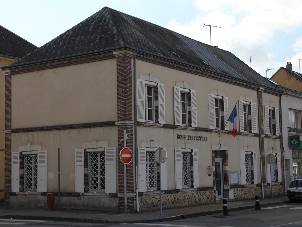 Bâtiment ancien à l'angle d'une rue, portant l'inscription Sous-Préfecture gravée en façade et un drapeau tricolore au-dessus de l'entrée