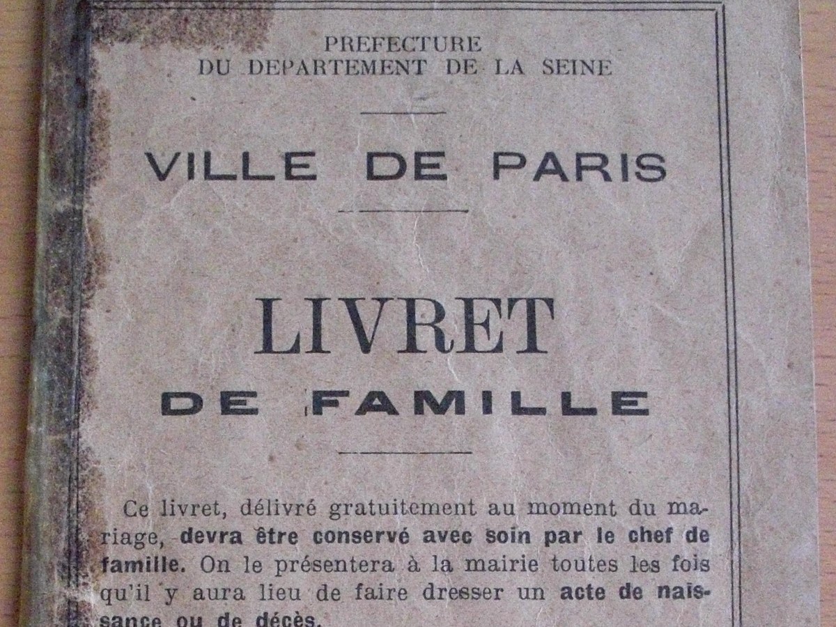 Couverture cartonnée imprimée d'un livret de famille, portant les mentions Préfecture du département de la Seine, Ville de Paris et Livret de famille