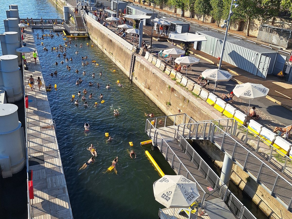 Nageurs dans le bassin de baignade de Bercy, le long du quai, sur la Seine à Paris en 2026