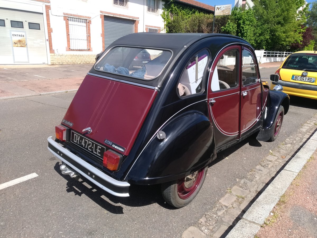 Citroën 2CV Charleston bordeaux et noire de 1987 garée dans une rue