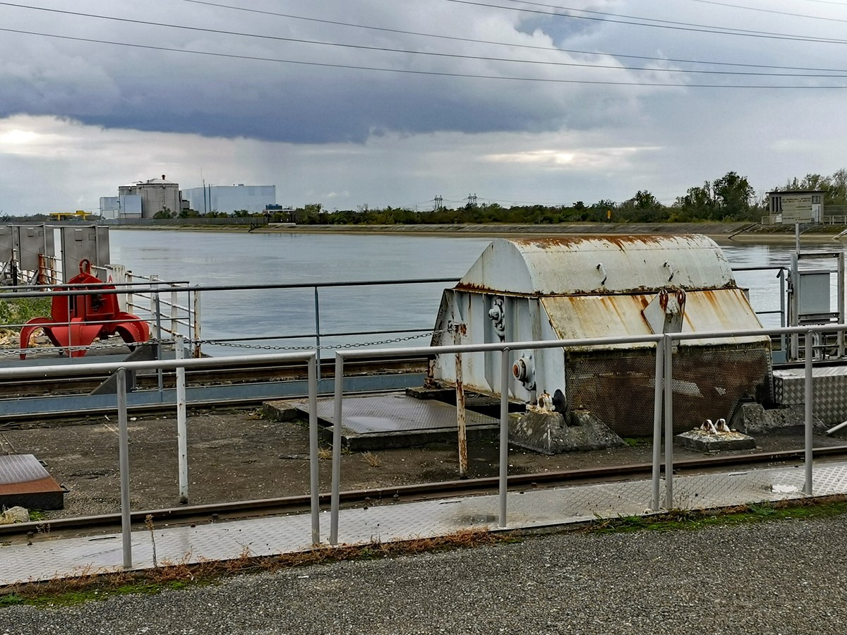 Vue depuis l’aménagement hydroélectrique de Fessenheim, avec la centrale nucléaire à l’arrière-plan sur la rive du canal