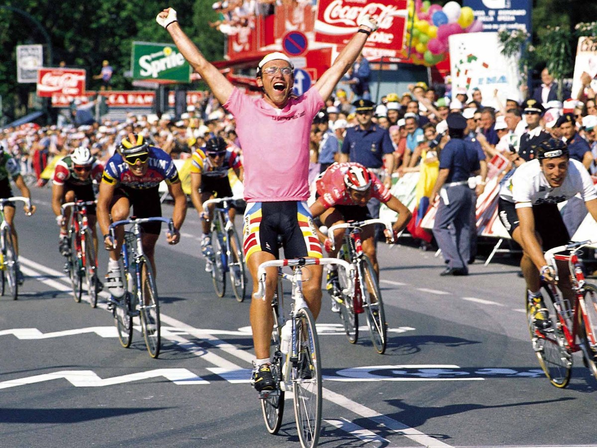 Laurent Fignon, bras levés en maillot rose, franchit la ligne d'arrivée lors du Giro 1989