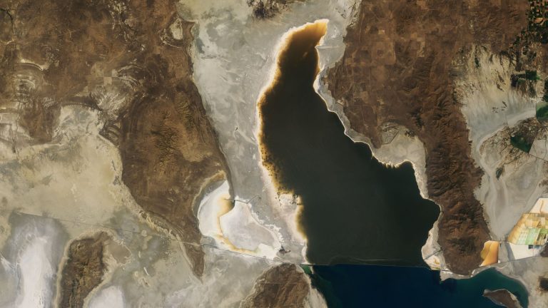 Vue satellite du bras nord du Grand Lac Salé entouré de vastes fonds asséchés blanchâtres