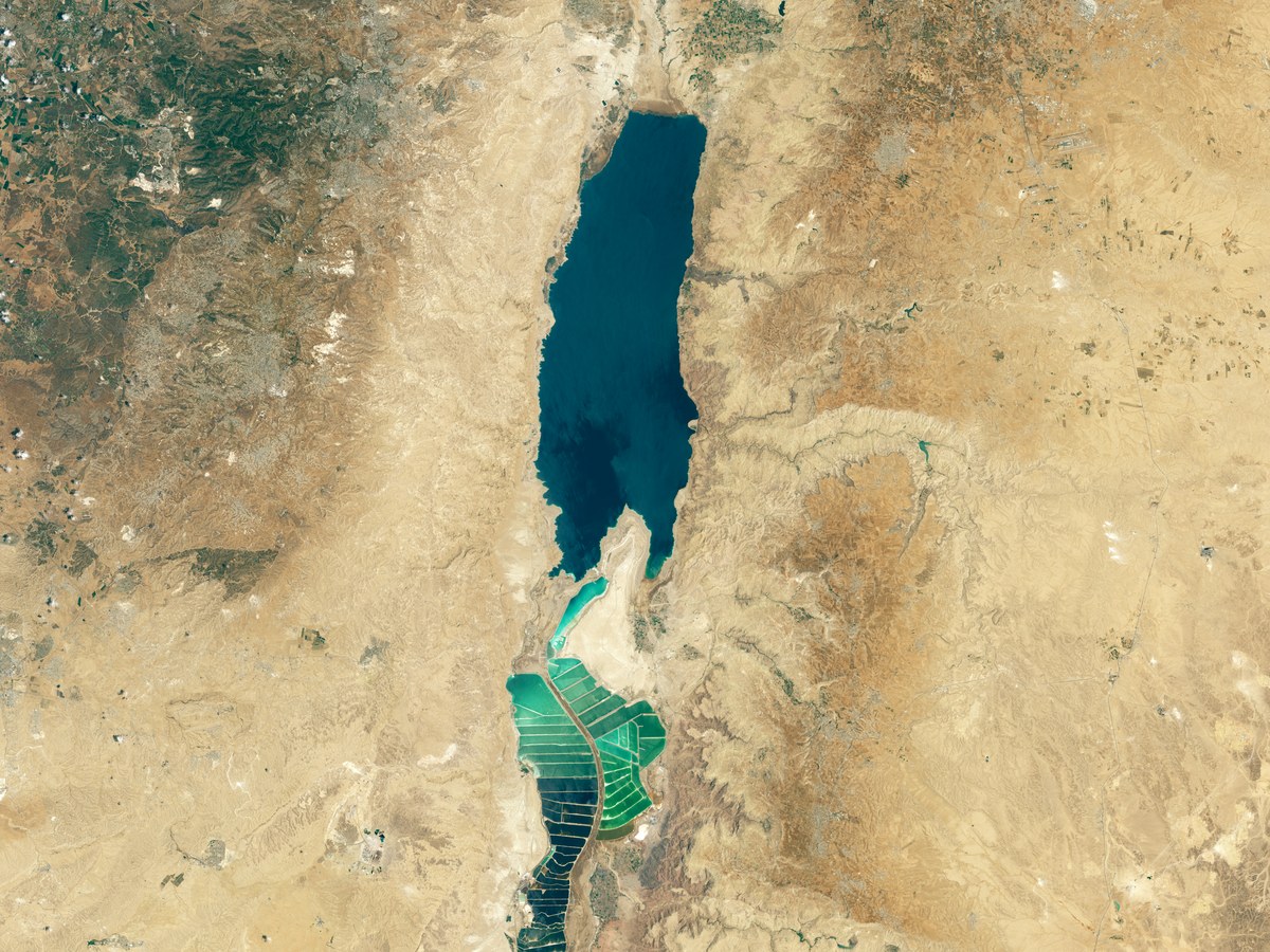 Image satellite de la mer Morte : bassin nord bleu sombre et bassins d'évaporation verts au sud