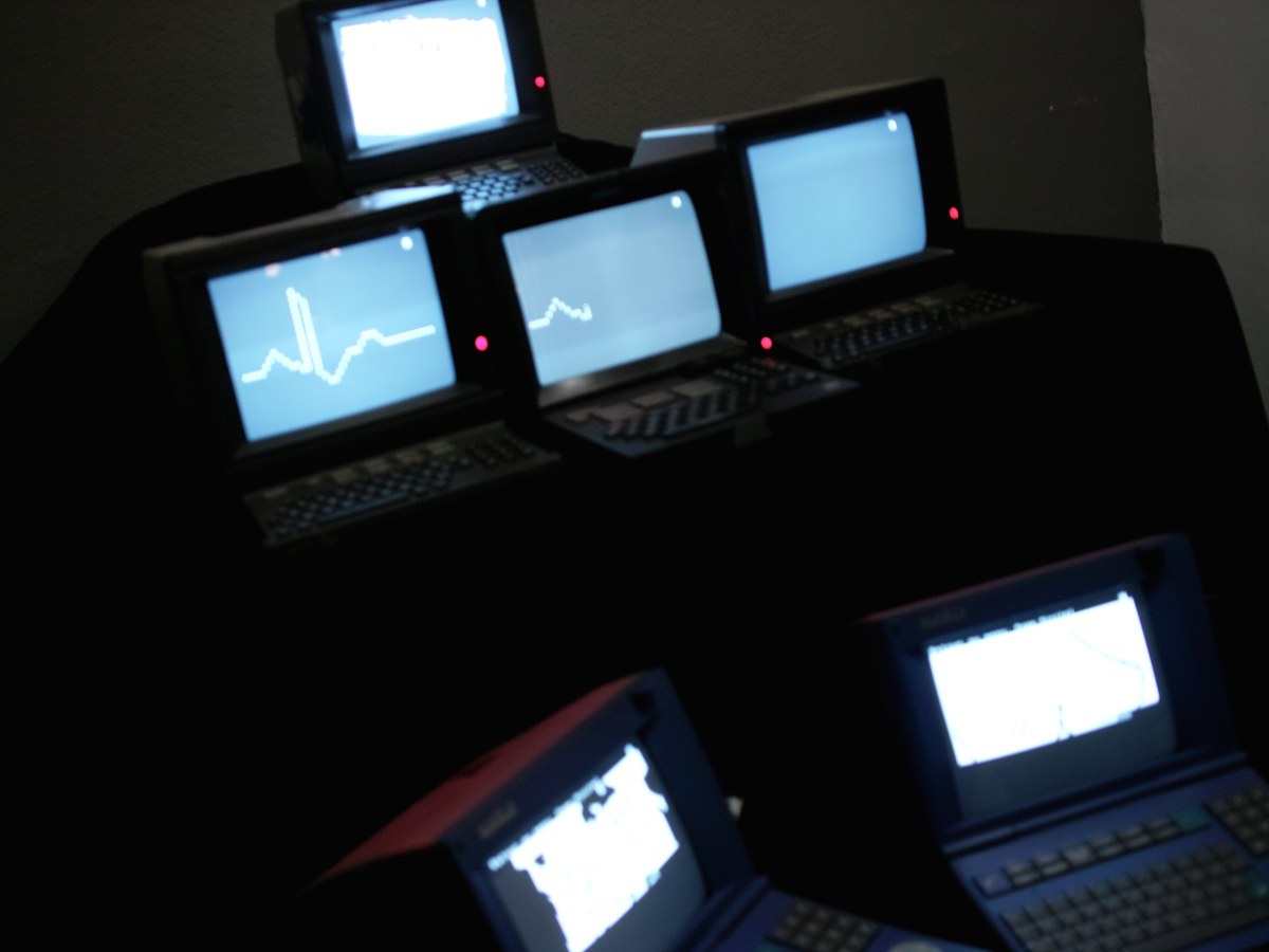 Plusieurs Minitel allumés dans une salle sombre lors de la soirée La dernière séance