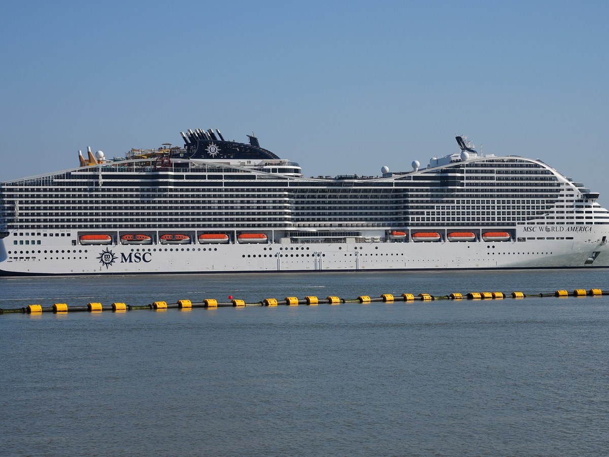 Le paquebot MSC World America sur l'eau à Saint-Nazaire