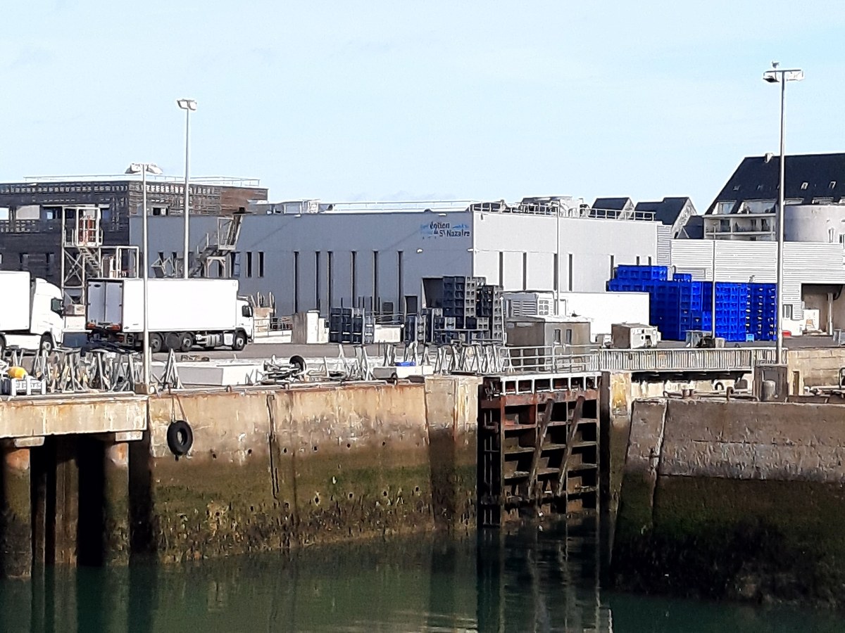 Bâtiment de la base de maintenance du parc éolien en mer de Saint-Nazaire sur le port de La Turballe