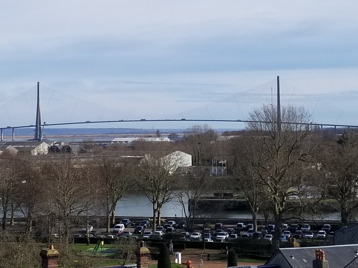 Le tablier et les haubans du pont de Normandie au-dessus de l'estuaire