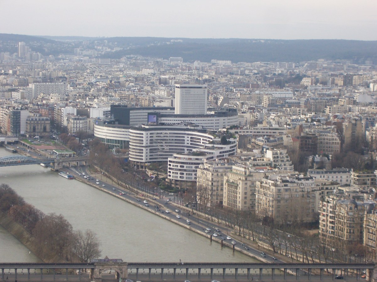 Vue aérienne de la Maison de la Radio, bâtiment circulaire au bord de la Seine à Paris