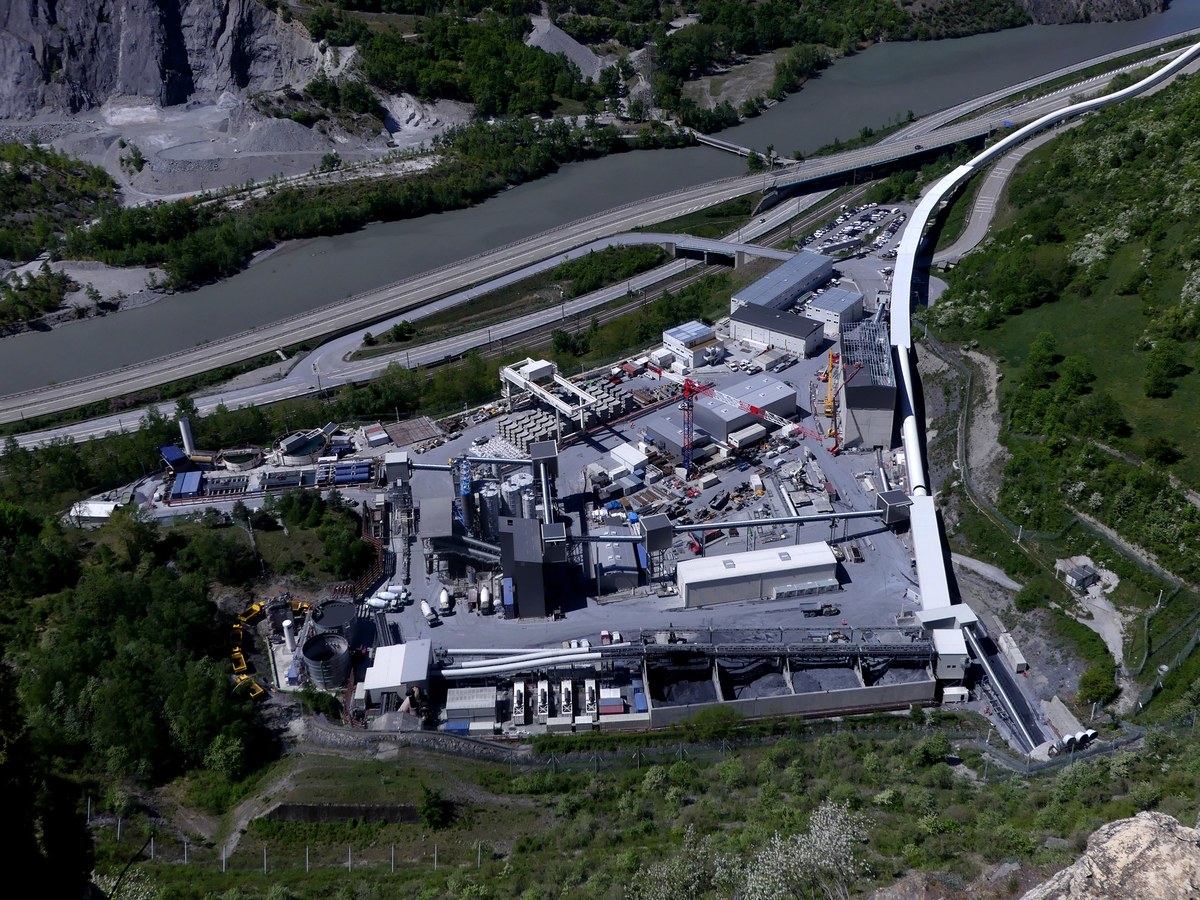 Vue plongeante sur le chantier de la descenderie de Saint-Martin-la-Porte, en Savoie